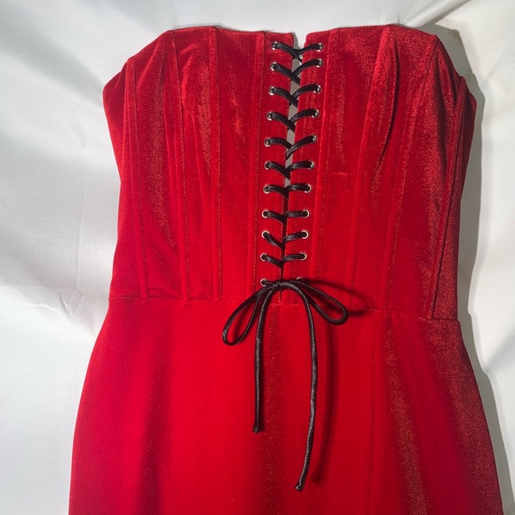Brand new gorgeous red velvet Adeirlina gown - Picture 5 of 10
